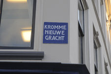 909324 Afbeelding van het oude model straatnaambord Kromme Nieuwe Gracht op het hoekpand Kromme Nieuwegracht 94 te Utrecht.